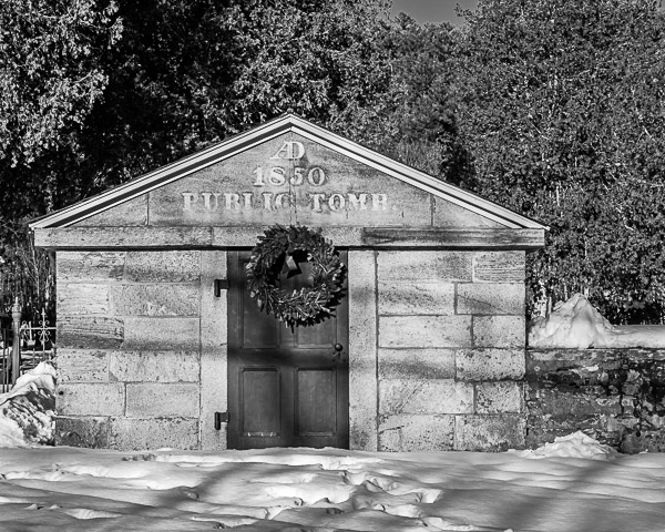 Public Tomb (Chester, VT)